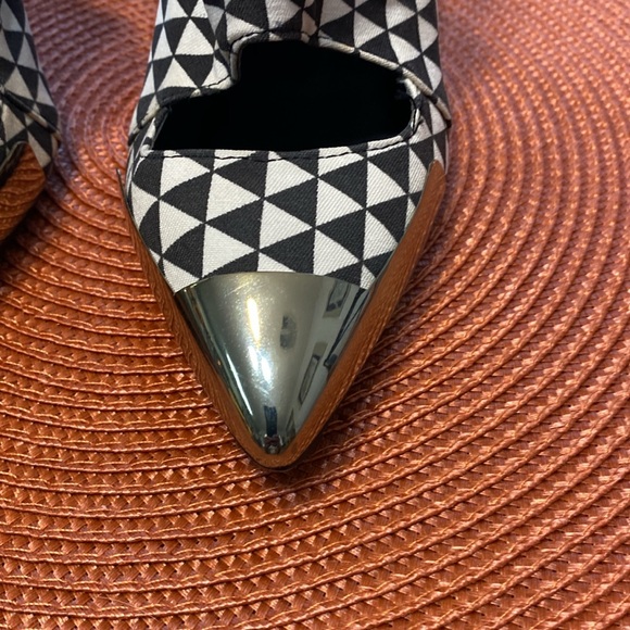 Wild Roses Stilettos sz. 7.5 black & white houndstooth pattern w/ gold accents. - Picture 2 of 8